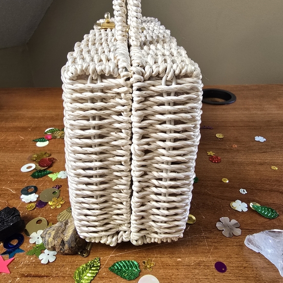 Elegant Cream Woven Handbag - Picture 4 of 10